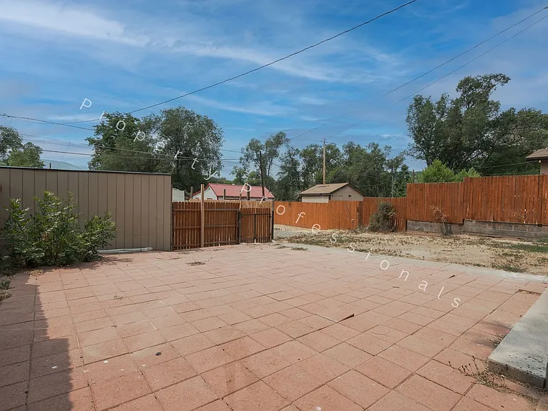 221 W 5th St — Photo 19