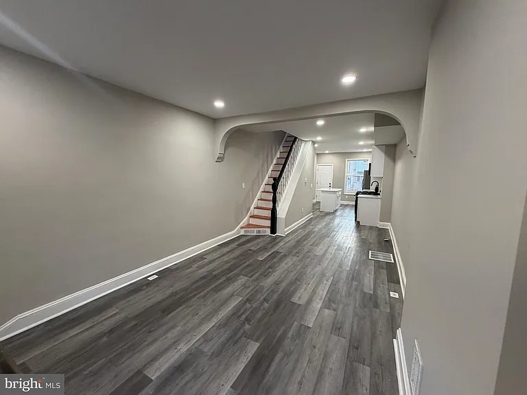 718 N Curley St — Photo 4