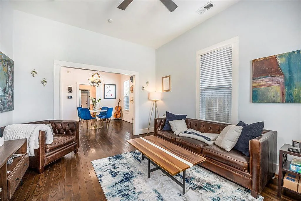 2 bed, 2.0 bath, 908 sqft, $2,700 — Photo 4