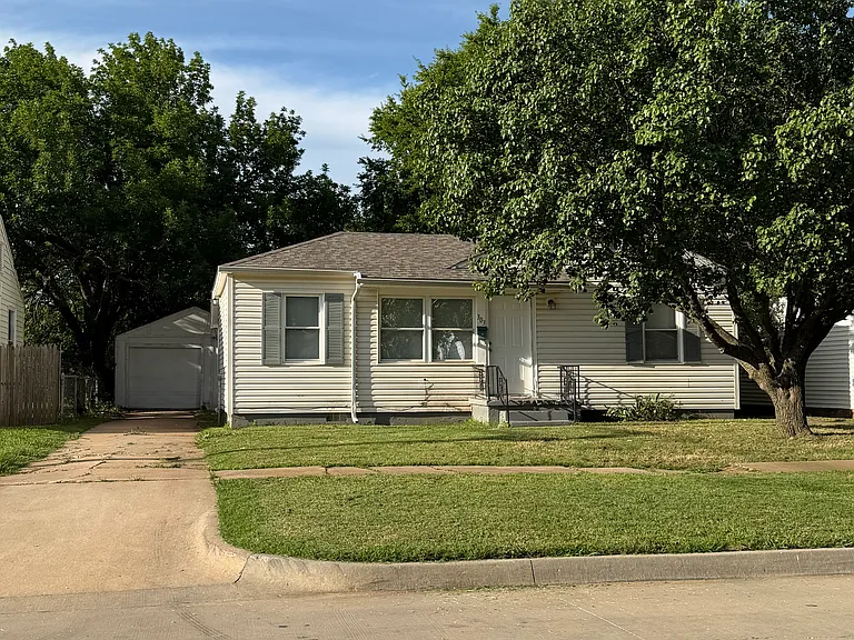 303 E Rose Dr — Photo 1