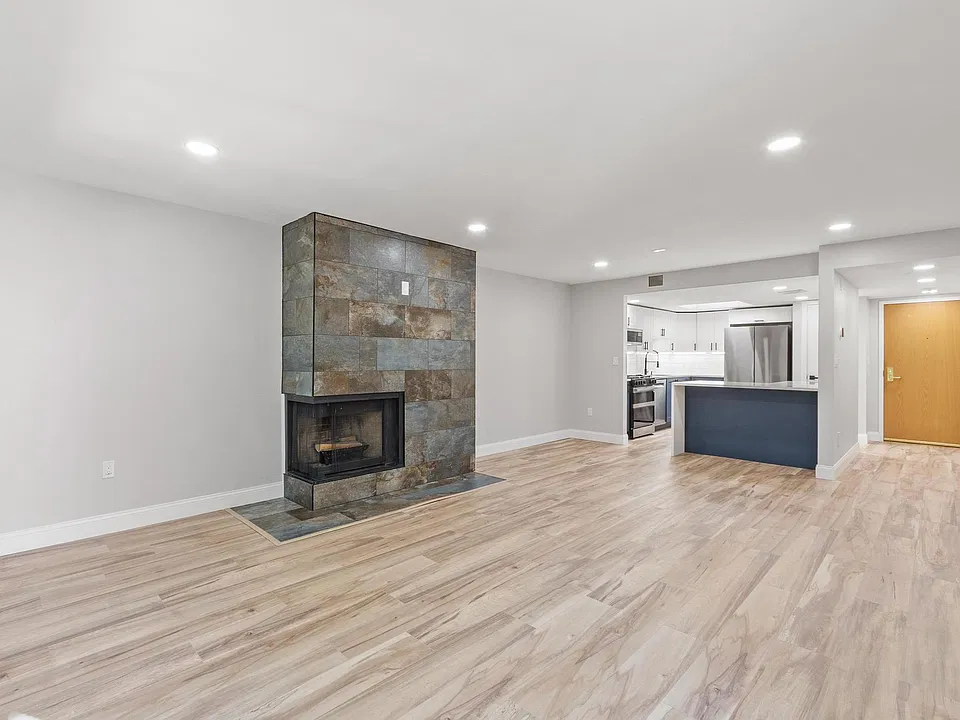 487 Place Ln
