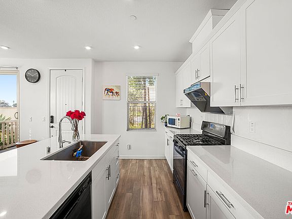 5th image of 981 W Clover Ave