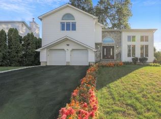 28 Lucianna Ln, East Hanover, NJ 07936