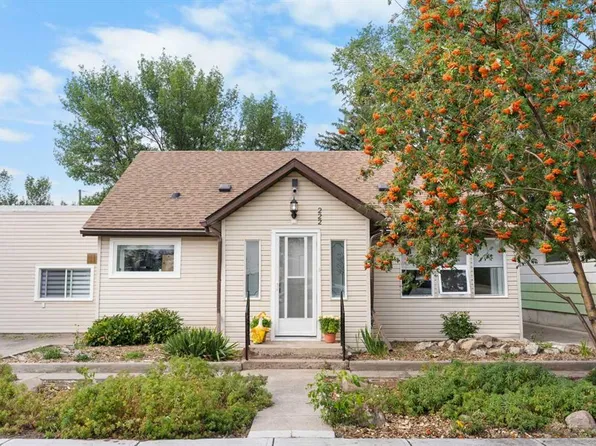 222 S 45th Ave W, Claresholm, AB T0L 0T0