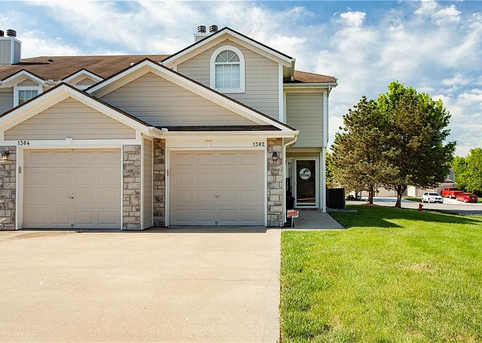 1st image of 1302 NW Hidden Ridge Cir