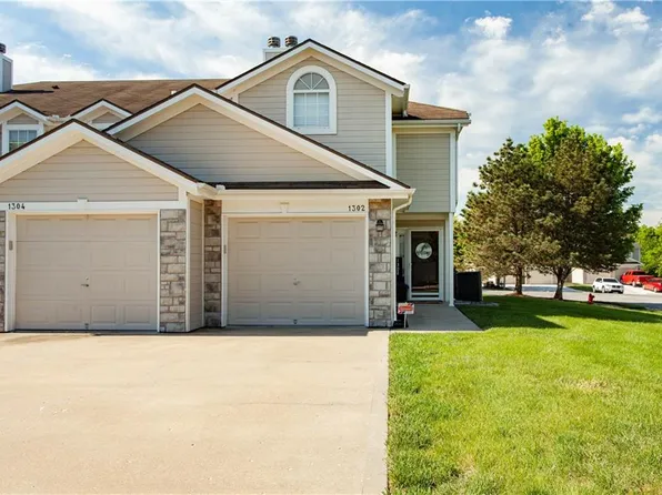 1302 NW Hidden Ridge Cir, Blue Springs, MO 64015