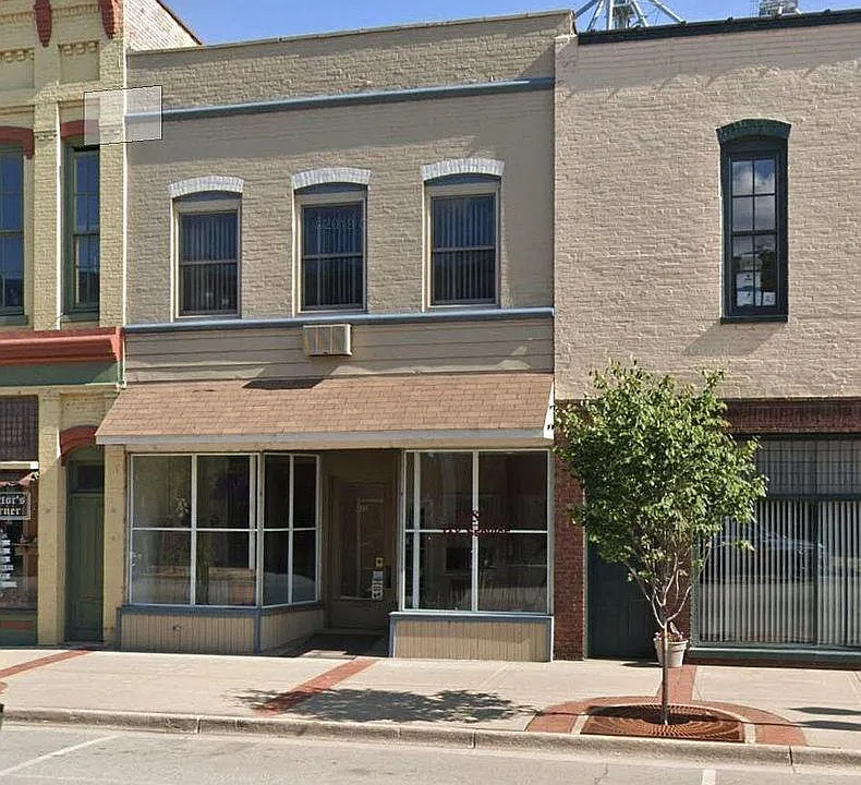 220 W Main St