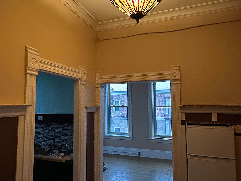 Entrance - Kitchen on the left - Living room ahead.