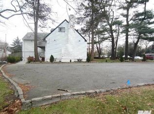 84 Middle Neck Rd, Great Neck, NY 11021