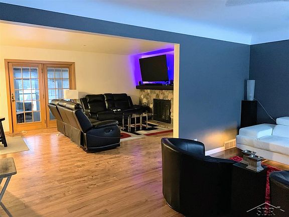 3rd image of 1569 Vancouver Dr