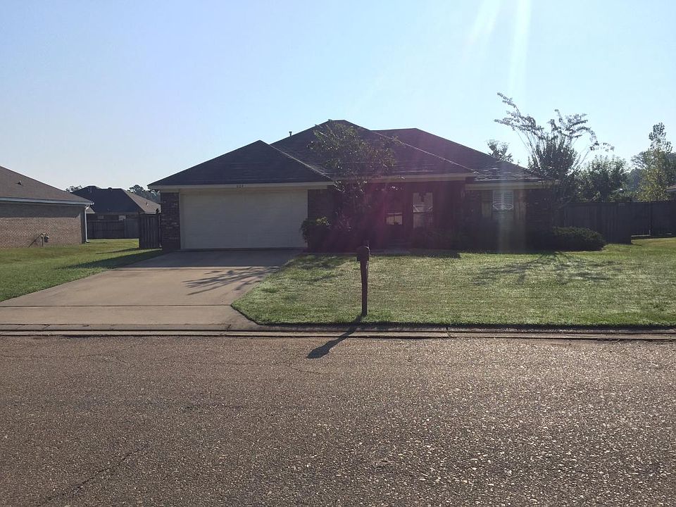 1st image of 604 Oak Park Cir