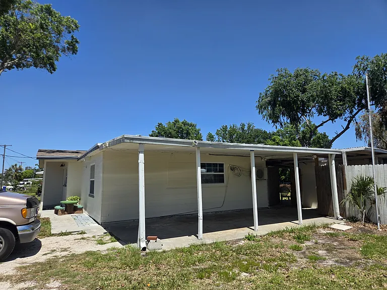 410 SW 12th St — Photo 3