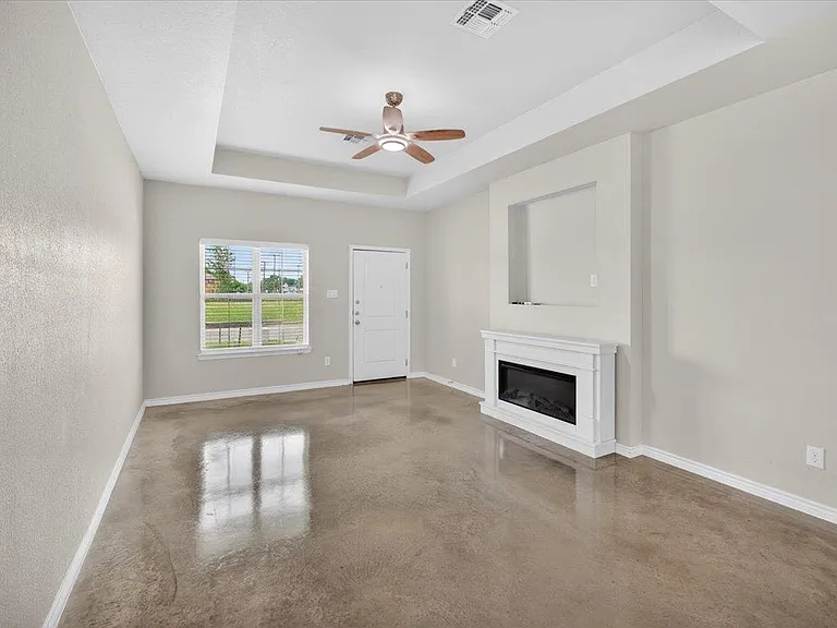 412 W Avenue C — Photo 8