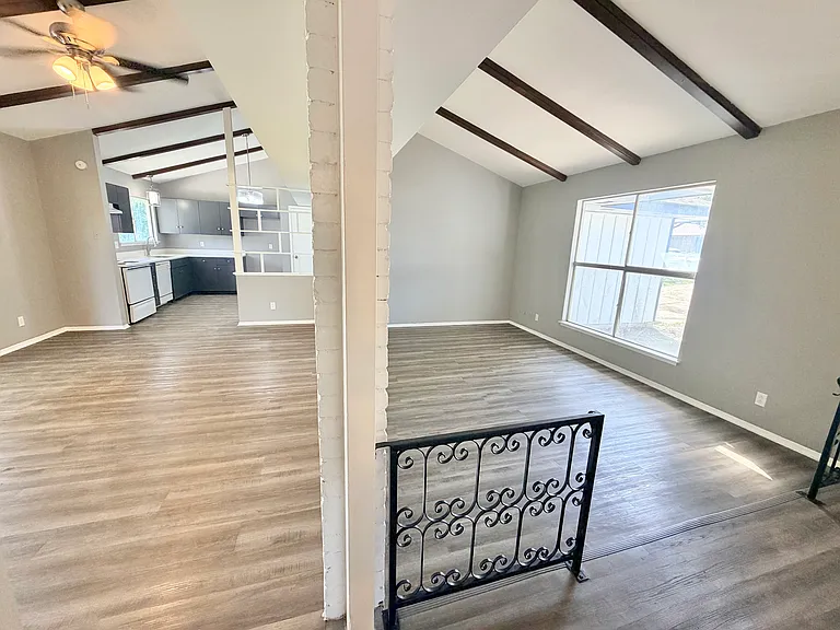 102 Charing Cross Ln — Photo 5