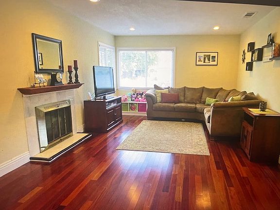 4th image of 2192 Francis Ave