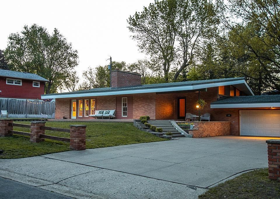 1st image of 130 Fairlawn Ave E