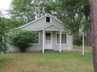 304 Peninsula Dr, Columbiaville, MI 48421