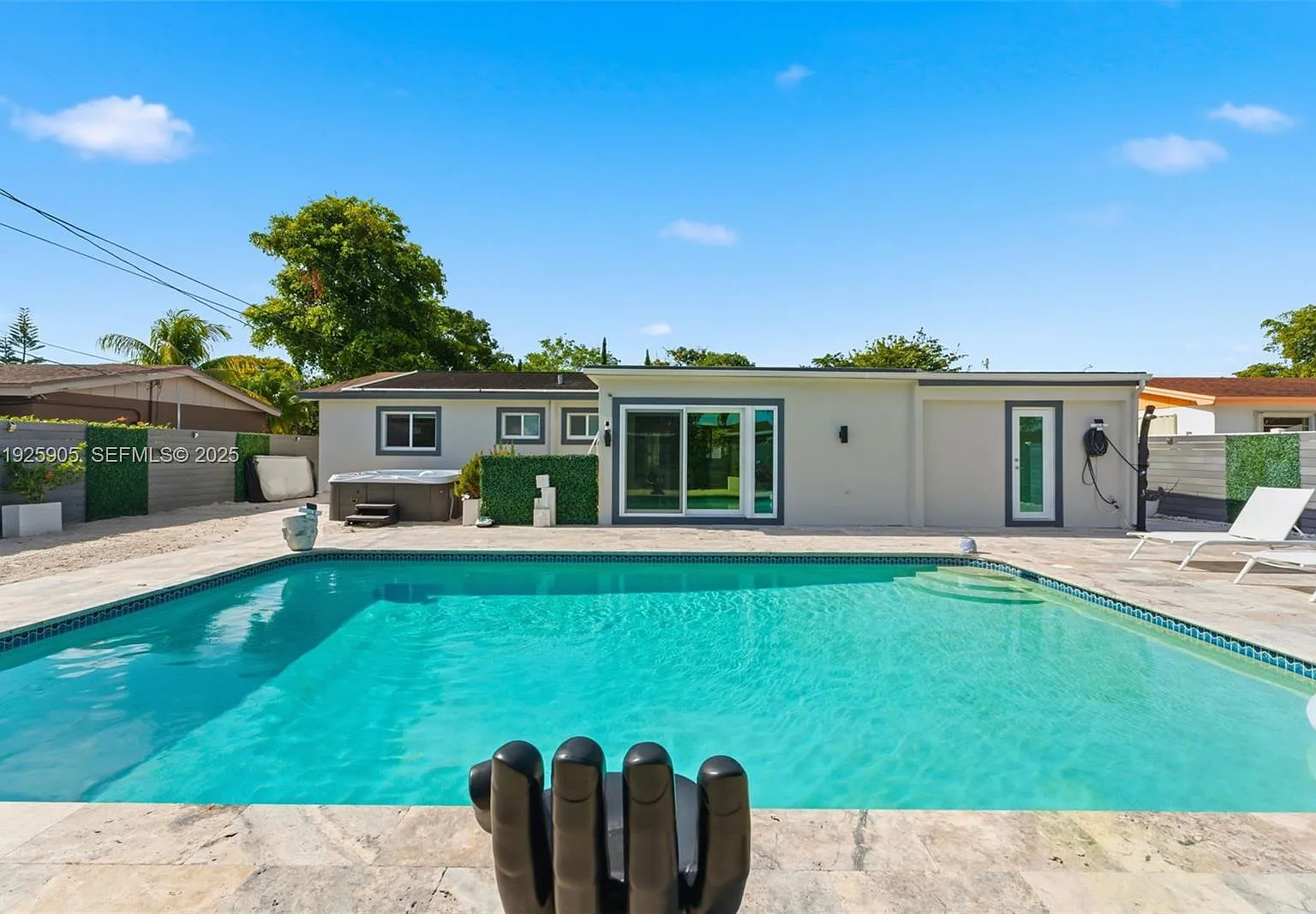 3 bed, 2.0 bath, 1018 sqft, $6,000 — Photo 3