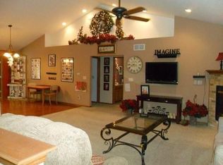 635 Hunters Crossing Ct, Slinger, WI 53086