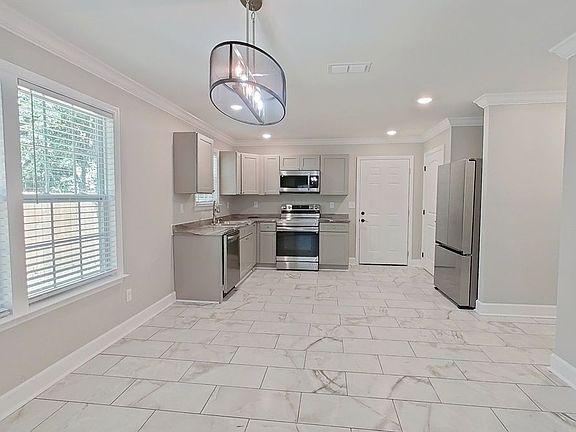 3rd image of 211 Lucy St