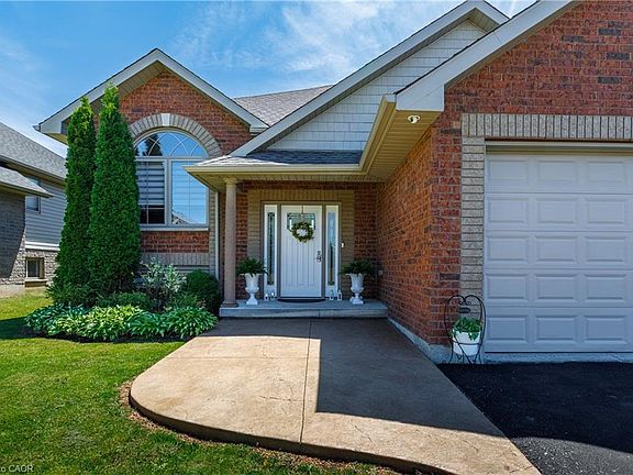 4th image of 10 Redbud Cres