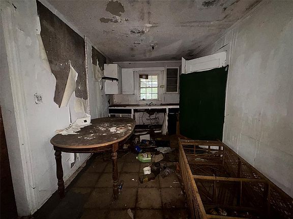2nd image of 214 SE I St