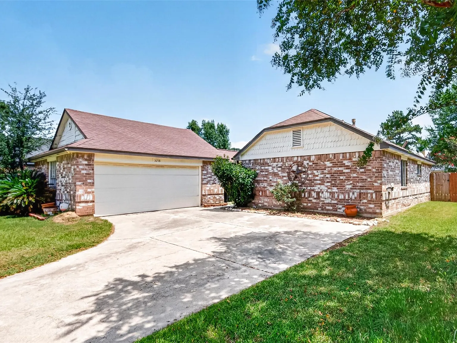 3 bed, 2.0 bath, 1588 sqft, $2,100 — Photo 1