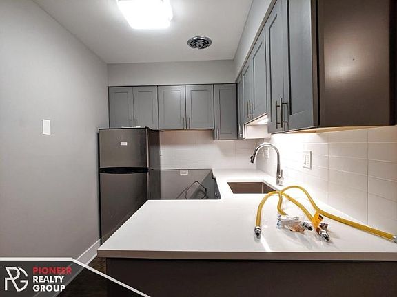 4th image of 450 W Aldine Ave #517