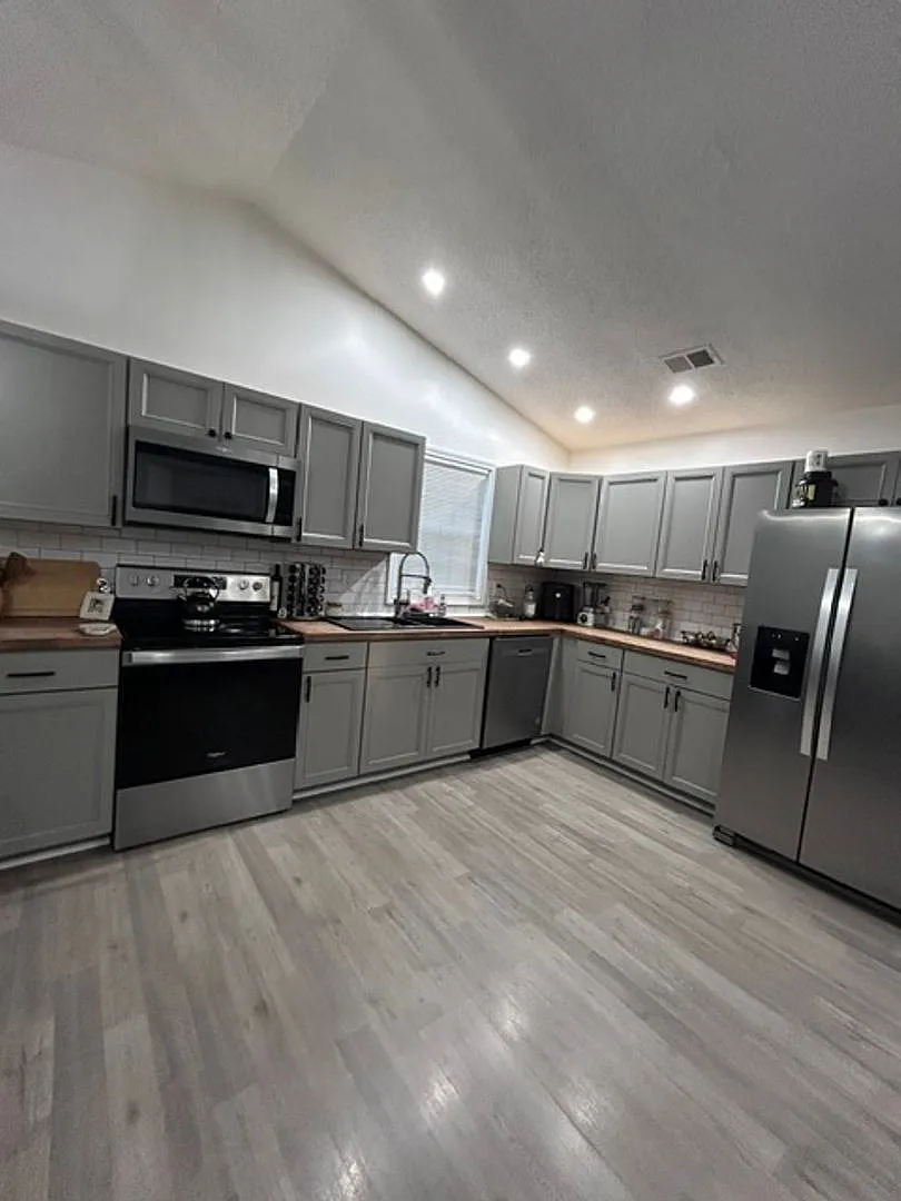 Fully Furnished - Move in Ready - Less than 12 month lease in Aragona Village — Photo 4