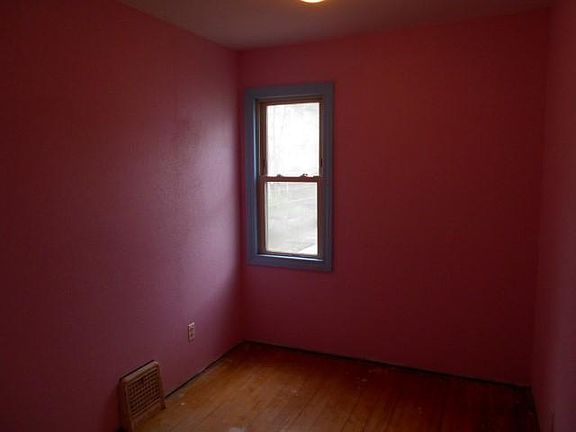 4th image of 2419 N Dousman St