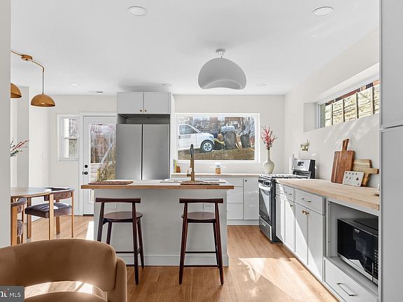 3rd image of 125 Urell Pl NE