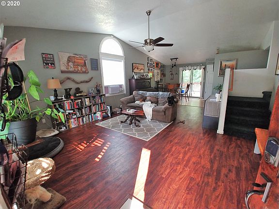 2nd image of 140 Home Town Dr