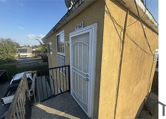9562 Compton Ave — Photo 7