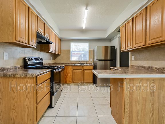 5th image of 104 Dogwood St