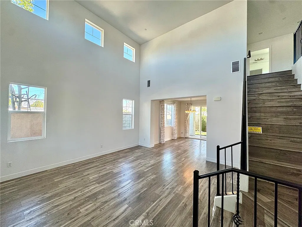 4 bed, 2.5 bath, 2018 sqft, $4,000 — Photo 3