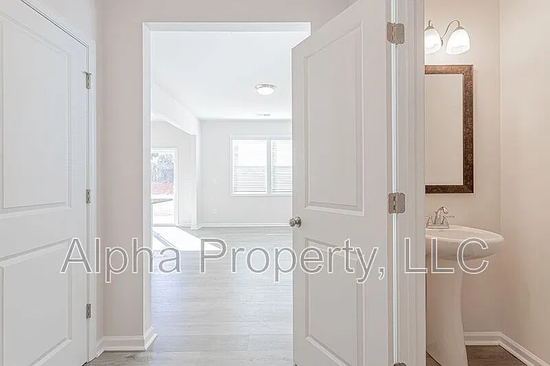 3 bed, 2.5 bath, 1500 sqft, $1,595 — Photo 3