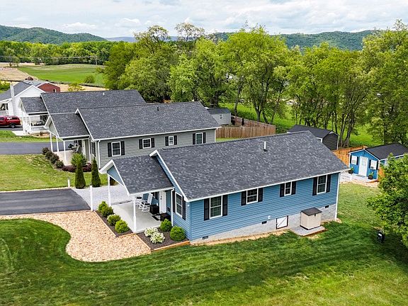 3rd image of 210 Country Ln