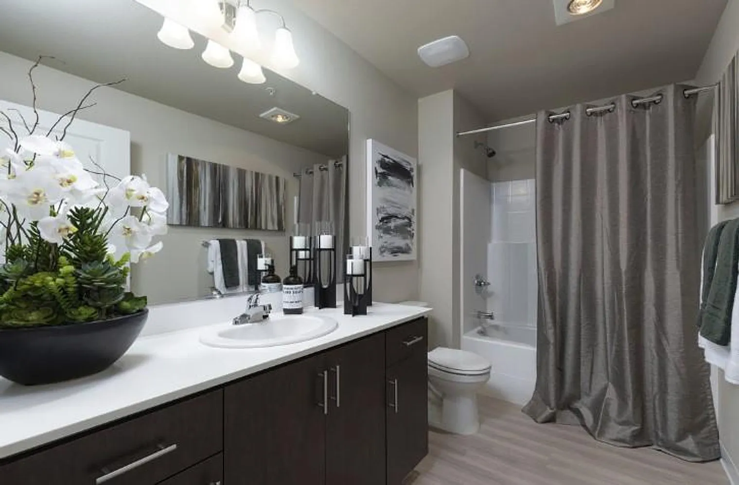 3 bed, 1.0 bath, 1323 sqft, $6,234 — Photo 3