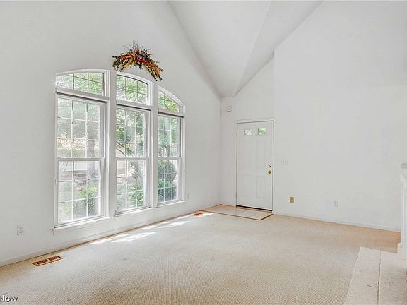 5th image of 3082 Village Green Dr