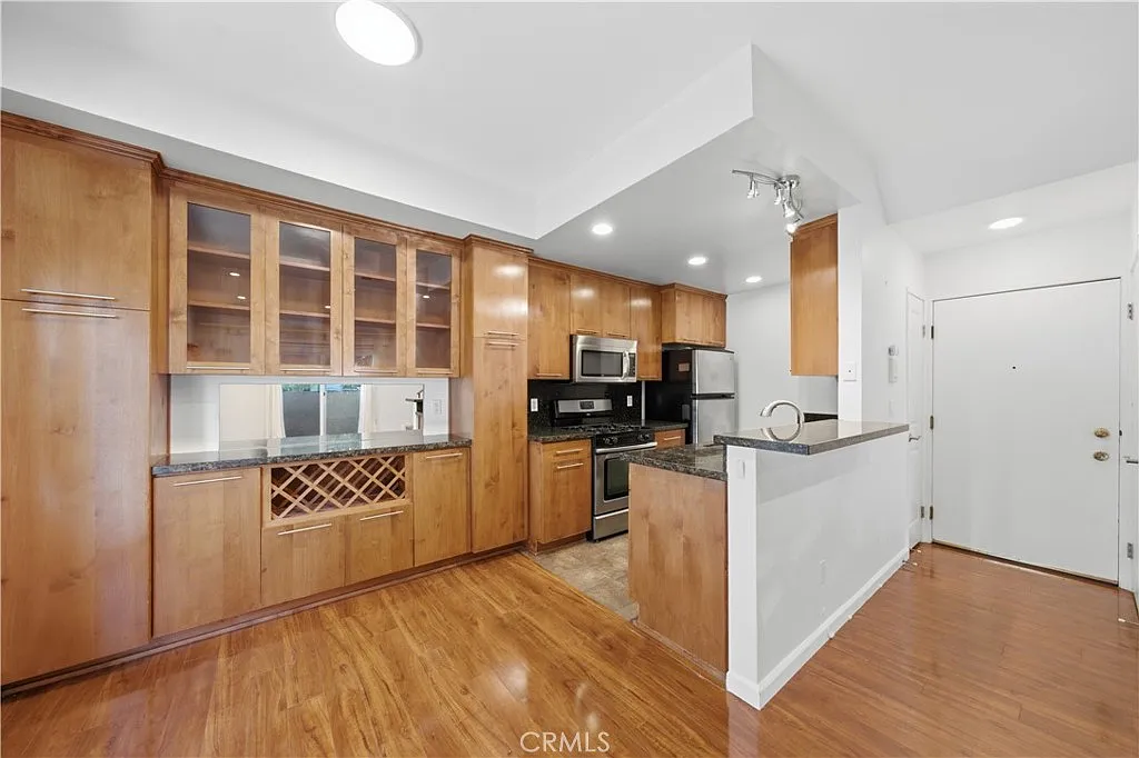 2 bed, 1024 sqft, $3,250 — Photo 1