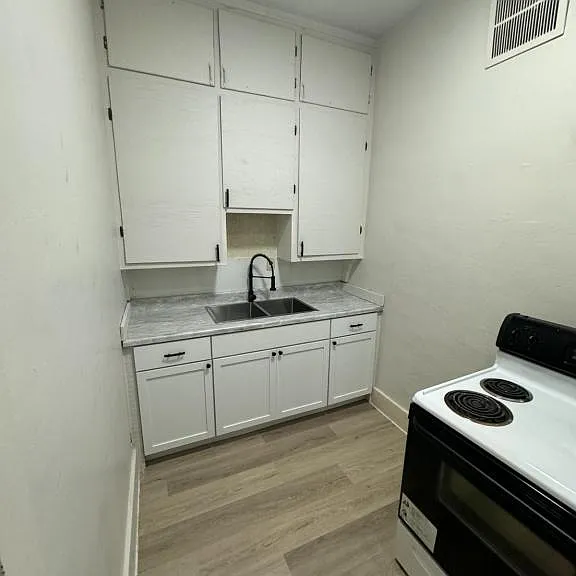 404 E Bond St #8 — Photo 4