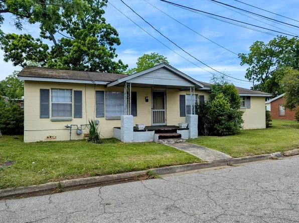 26 Martin Luther King Dr, Headland, AL 36345