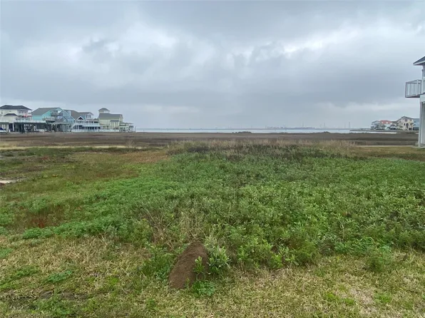 22 Tiki Dr, Galveston, TX 77554
