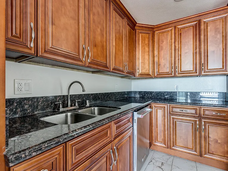 6542 Ocean Crest Dr #C204 — Photo 10