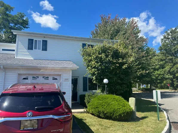 200 Tamerisk Ln #235, New Windsor, NY 12553