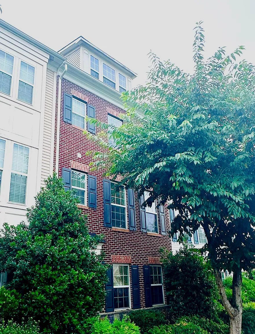 4 bed, 3.5 bath, 2560 sqft, $3,000 — Photo 1