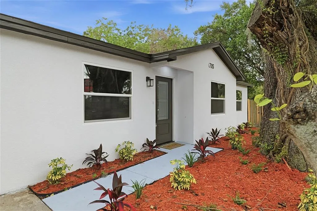 3 bed, 1.0 bath, 1176 sqft, $2,800 — Photo 2
