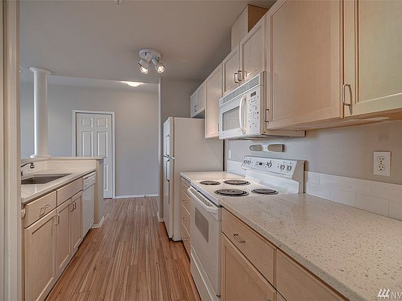 5th image of 3221 SW Avalon Way APT 205