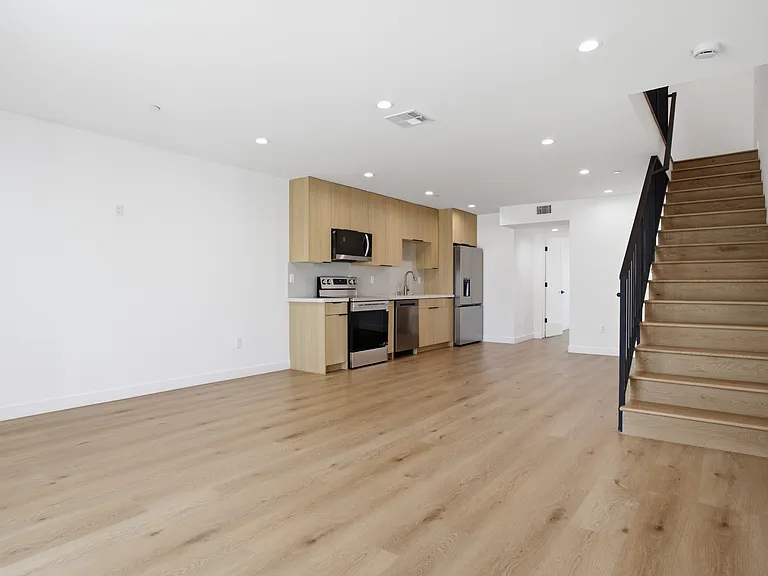 16110 Leadwell St — Photo 4