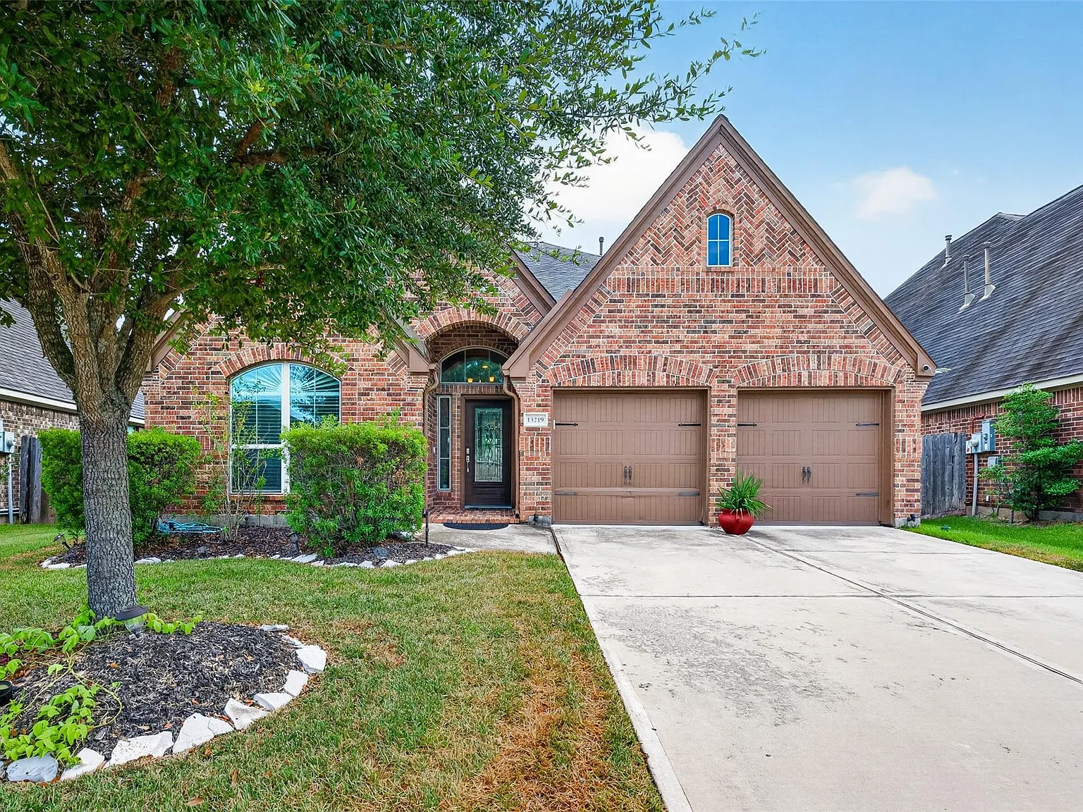 4 bed, 2.5 bath, 2329 sqft, $3,800 — Photo 3